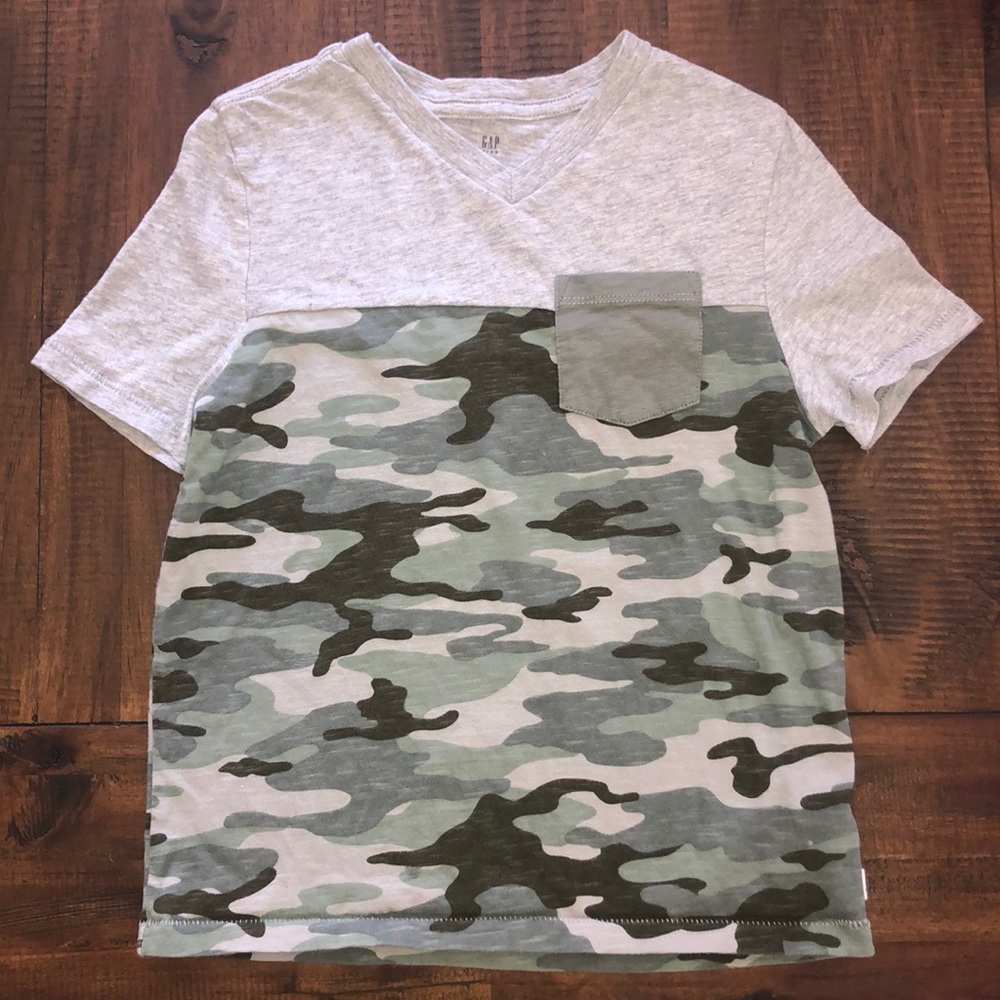 GAP boys’ EUC camo V neck shirt, XXL